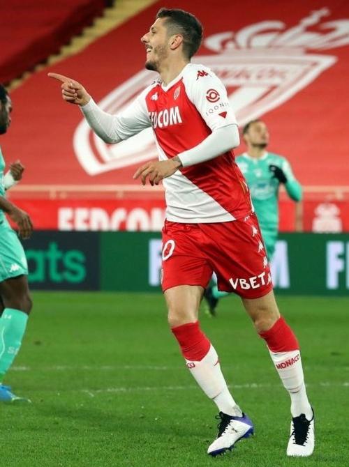 约维蒂奇现在在哪里踢球?他最近的动态如何?