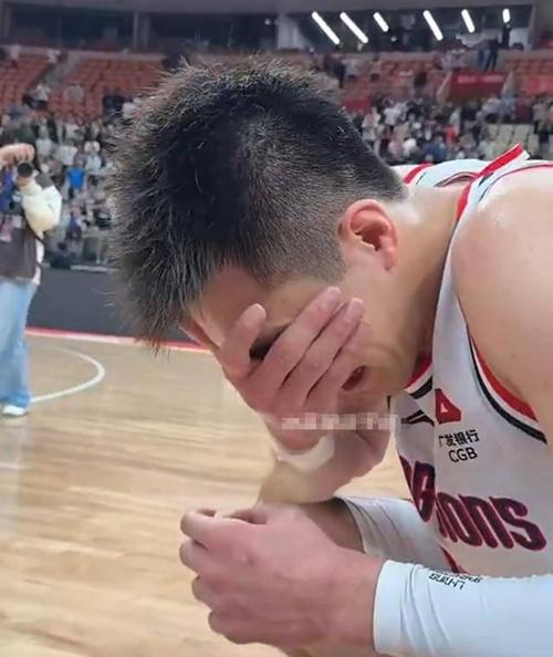 揭秘郭艾伦事件：受伤、回应及各方态度解读