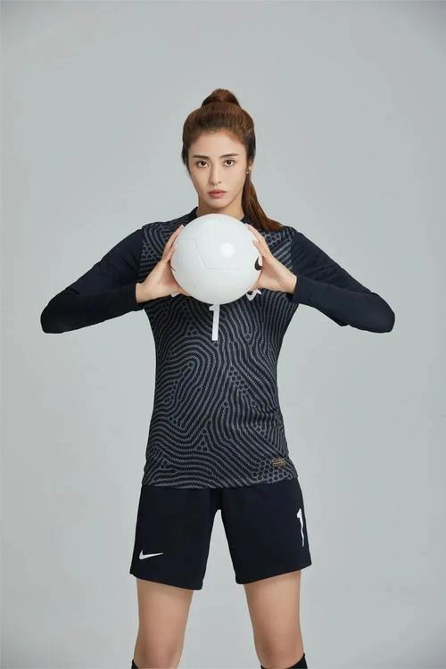 女足名将赵丽娜去哪儿了？她退役后的生活和事业发展如何？