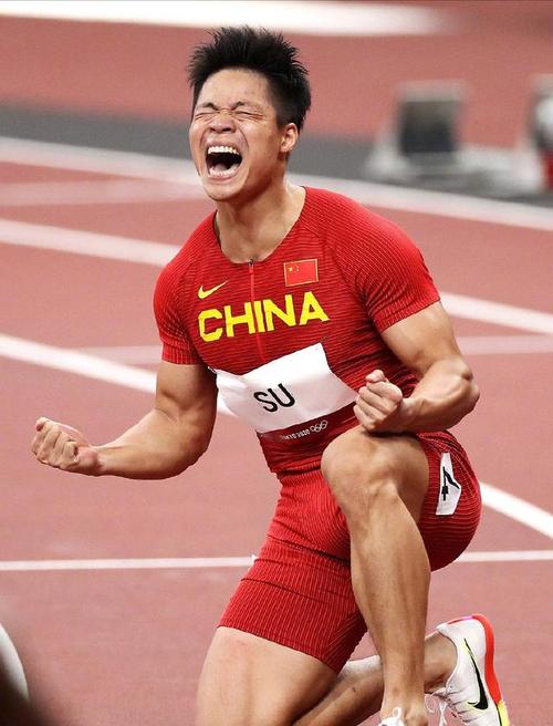 苏炳添谢震业百米大战：速度比拼，谁技高一筹？