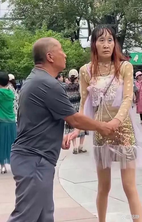 某东不踢球了？原来他去跳广场舞了！什么情况？