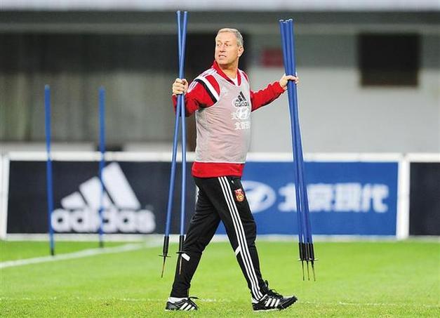 卡马乔为什么被炒？国足主帅下课内幕揭秘