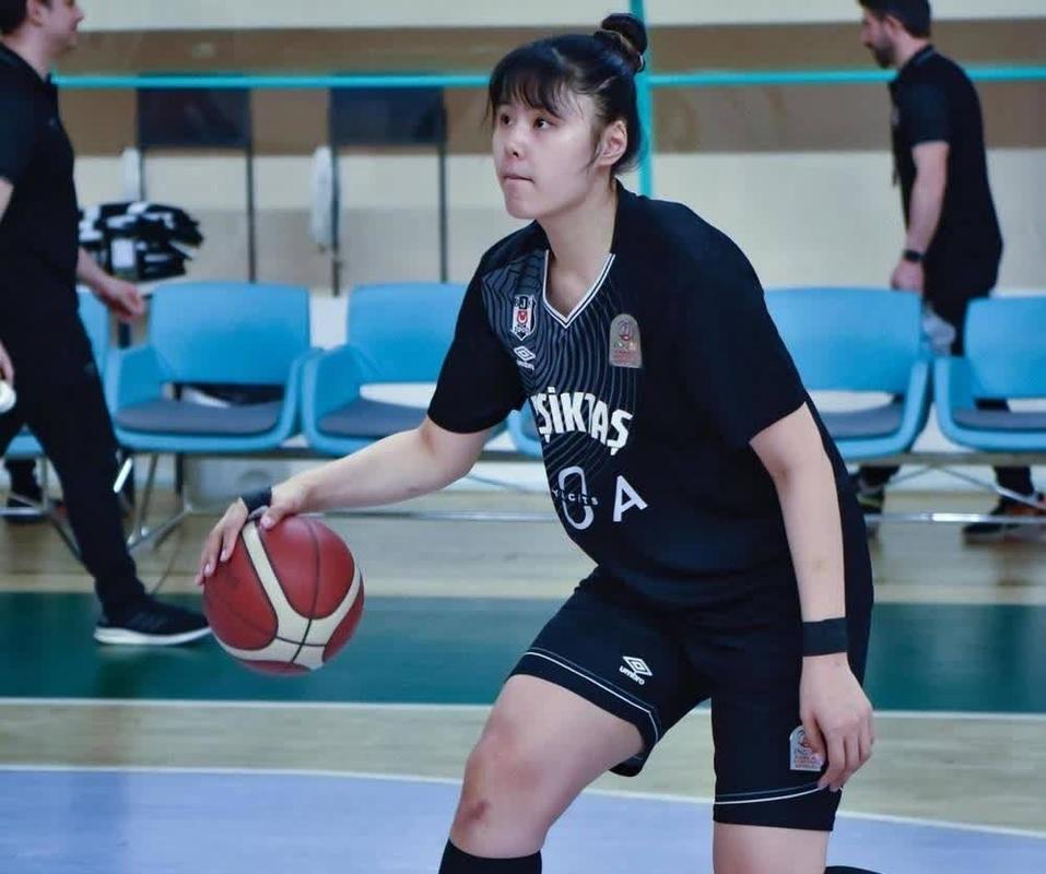 深扒李月汝身高体重：中国女篮实力中锋的秘密武器