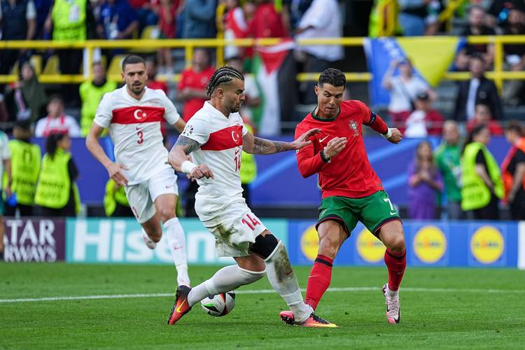 C罗不开心：队友进球，他却一脸沮丧