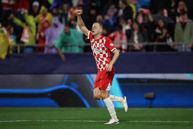 你知道范德贝克踢什么位置吗？他的职业生涯位置变迁