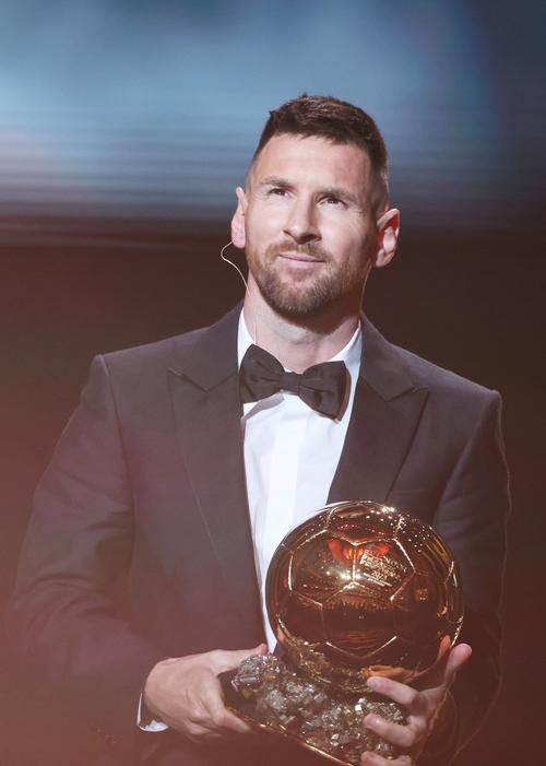 足球金球奖:奖杯价值几何?比你想的还要贵!