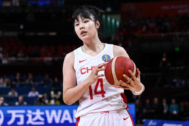 深扒李月汝身高体重：中国女篮实力中锋的秘密武器