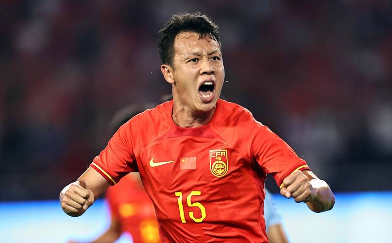 想知道国足球员一年能赚多少钱吗?这里有你想知道的答案!