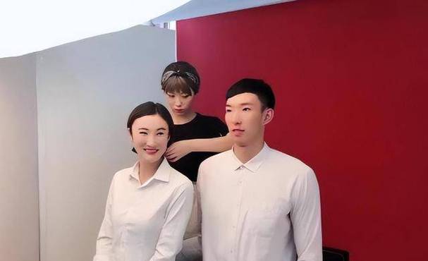 篮球巨星周琦老婆身价惊人？亿万富婆的低调生活