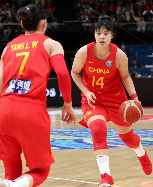 深扒李月汝身高体重：中国女篮实力中锋的秘密武器