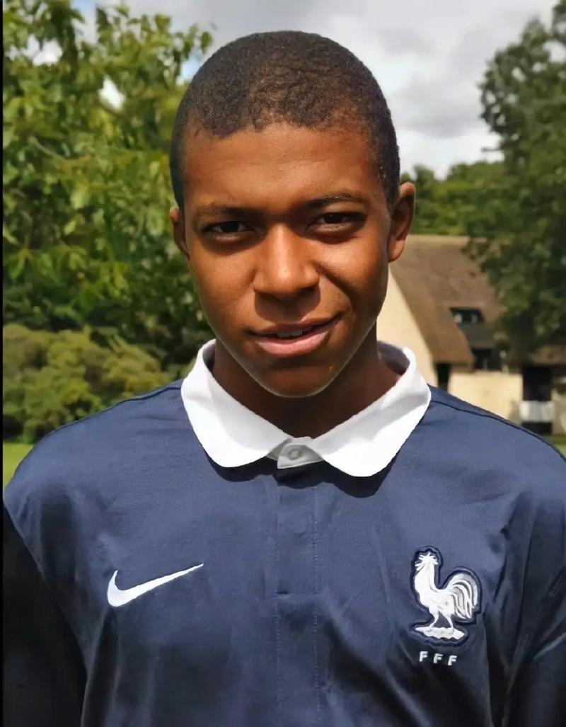 足球巨星姆巴佩祖籍之谜：他究竟是哪里人？