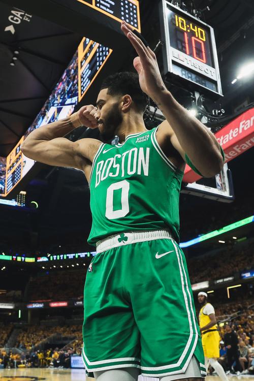 细数凯尔特人队史巨星:谁才是你心中的绿军最佳球员?