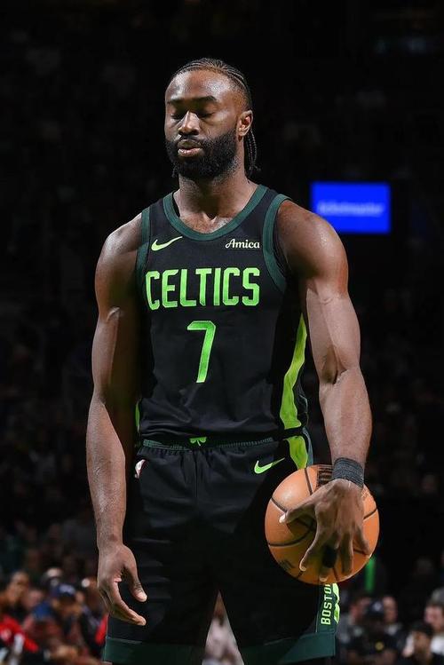 细数凯尔特人队史巨星:谁才是你心中的绿军最佳球员?