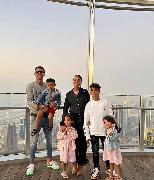 C罗几个孩子几个老婆？揭秘C罗的家庭生活！
