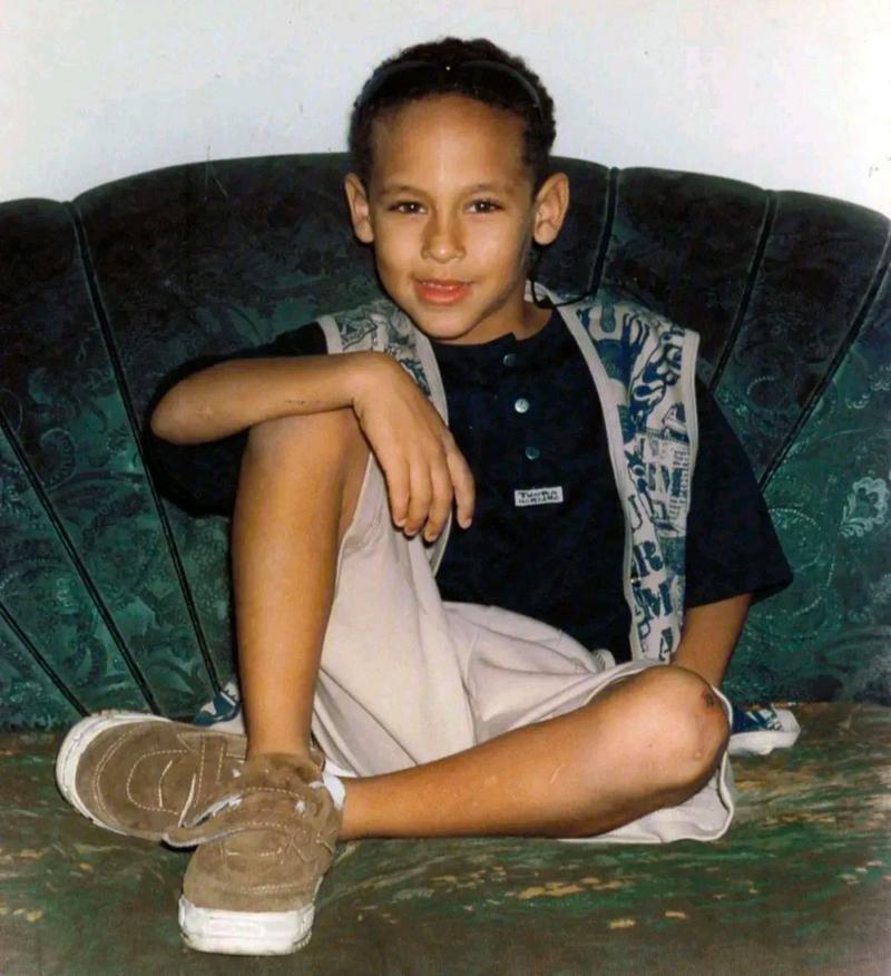 震惊！内马尔童年竟如此贫困，用塑料瓶当足球