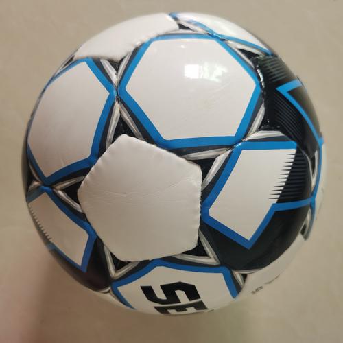 足球买什么材质的好?PU、PVC、真皮哪个更适合你?