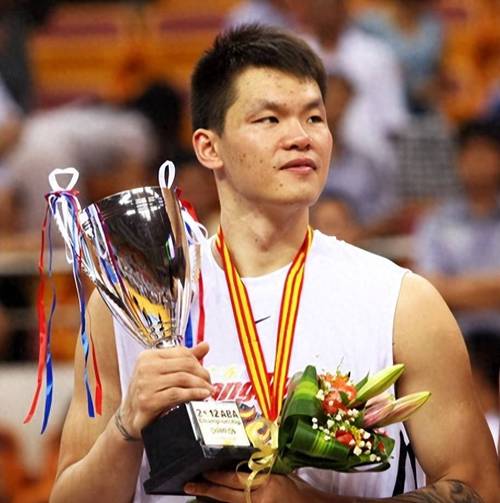 篮球巨星朱芳雨： “朱八拳”的传奇故事与你分享！