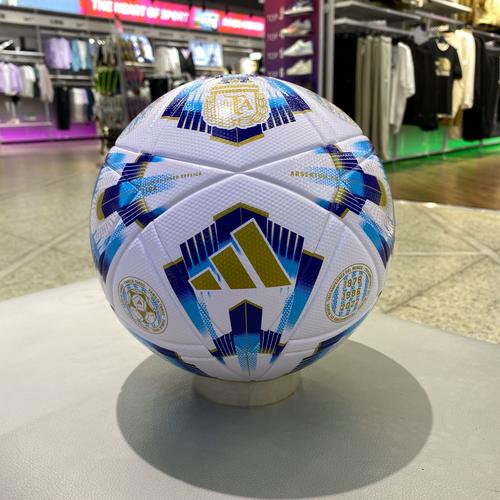 想知道欧冠比赛用什么足球？品牌揭秘都在这！