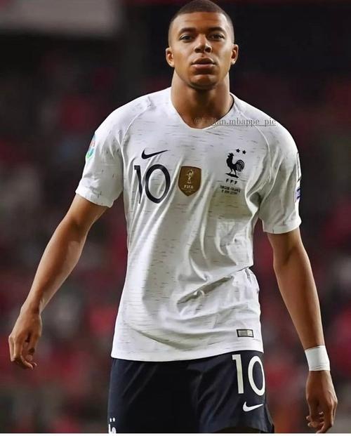 足球巨星姆巴佩祖籍之谜：他究竟是哪里人？