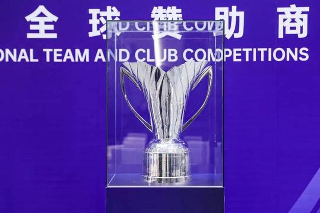 大家都叫亚冠奖杯什么名字？它和欧冠奖杯像吗？