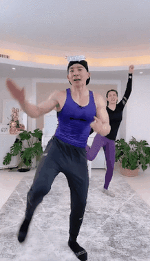 某东不踢球了？原来他去跳广场舞了！什么情况？