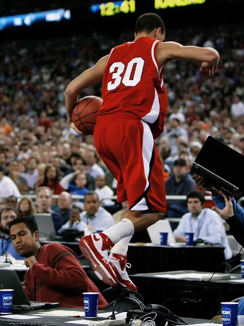 你知道库里打哪个篮球队吗?带你了解库里的NBA球队生涯。