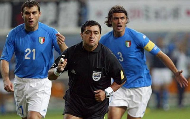 回顾02年世界杯：那些争议判罚有多黑？