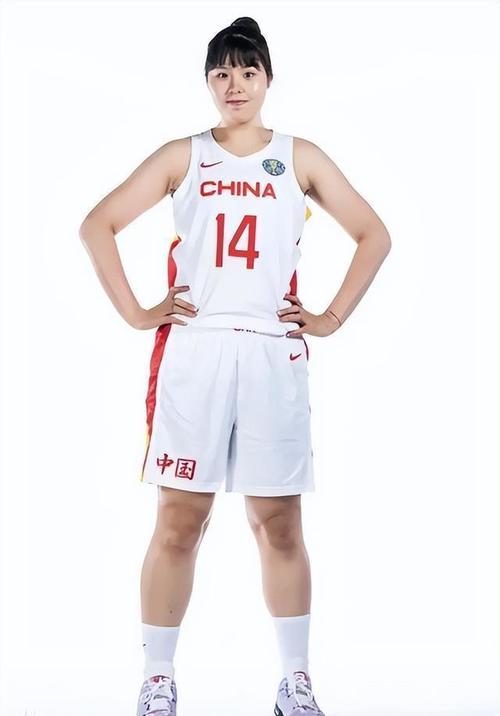 深扒李月汝身高体重：中国女篮实力中锋的秘密武器