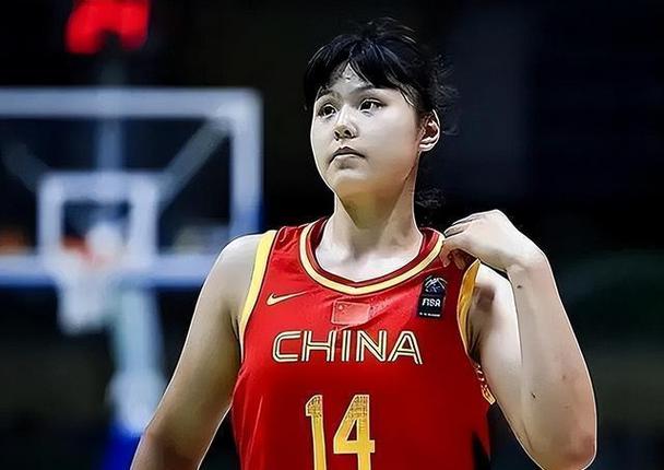 深扒李月汝身高体重：中国女篮实力中锋的秘密武器