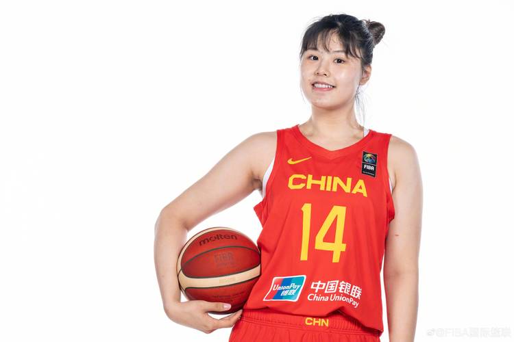 深扒李月汝身高体重：中国女篮实力中锋的秘密武器