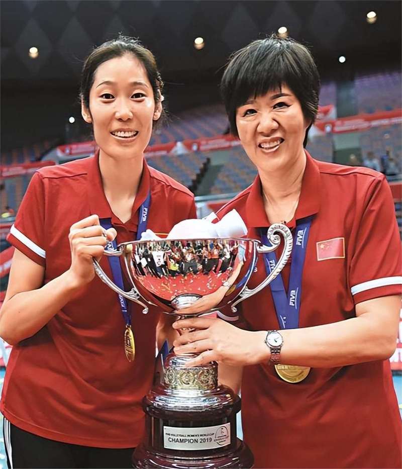 中国女排的骄傲：朱婷与郎平的非凡师徒情！