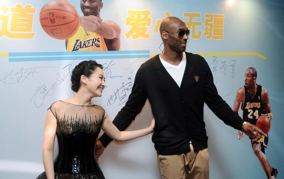 科比章子怡关系揭秘：是真的“铁”关系吗？
