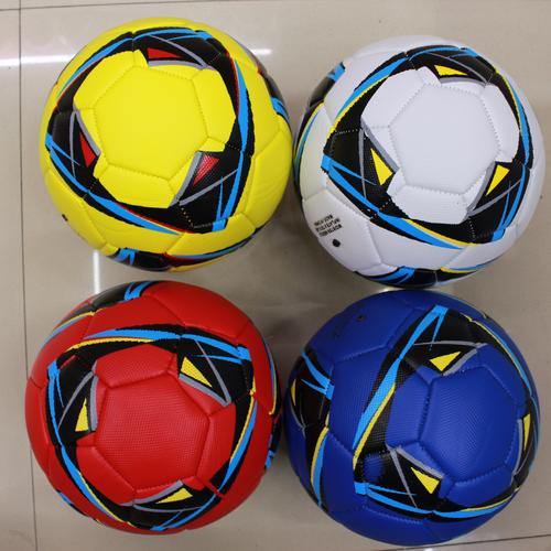 足球买什么材质的好?PU、PVC、真皮哪个更适合你?