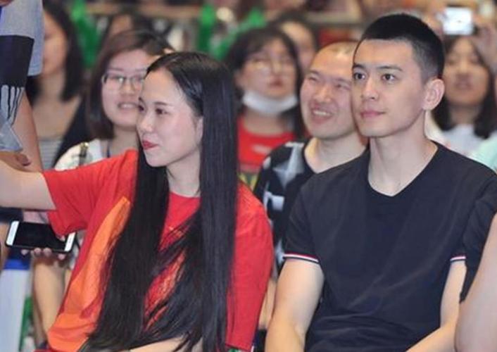 杨鸣妻子唐佳良的真实职业是什么？背后故事大揭秘