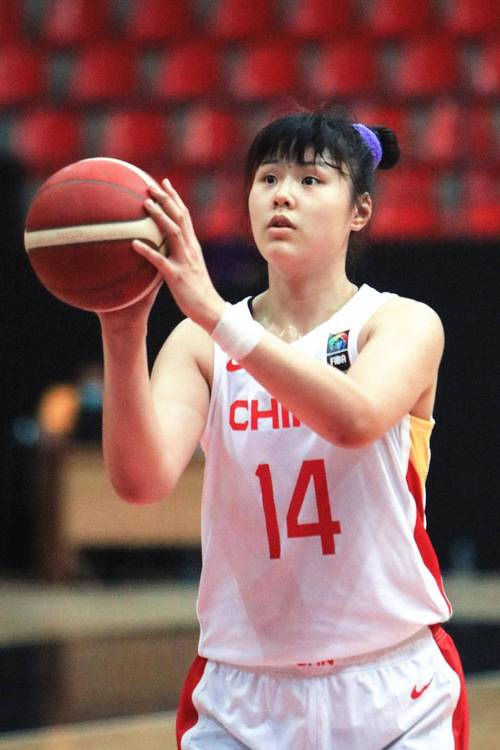 深扒李月汝身高体重：中国女篮实力中锋的秘密武器