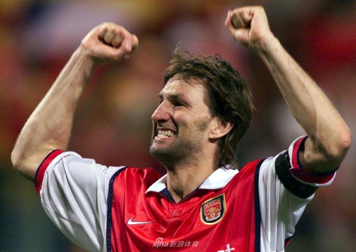 托尼亚当斯在英超是什么水平？和顶级后卫相比呢？