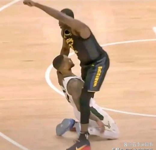 雄鹿活塞比赛中“跪地”事件:是实力碾压还是另有隐情?