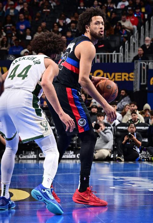 雄鹿活塞比赛中“跪地”事件:是实力碾压还是另有隐情?