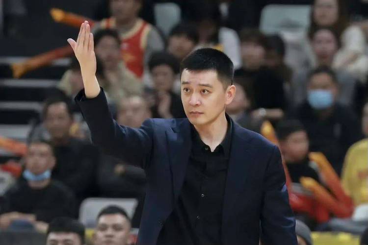 篮球名帅杨鸣：为何对妻子只字不提？
