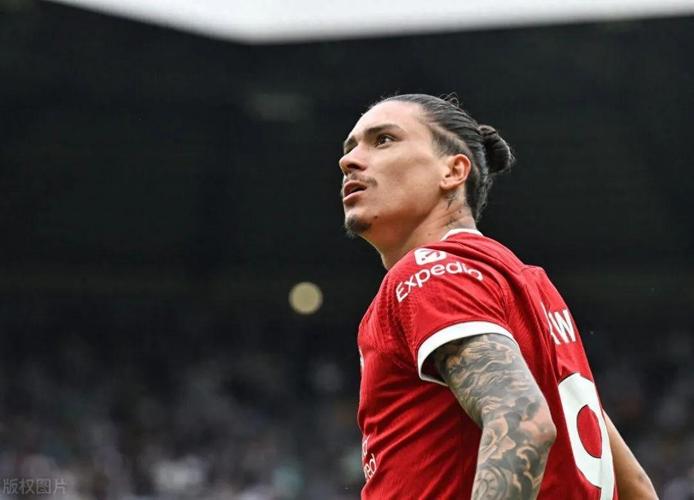 现在利物浦的9号球员是谁?他的表现如何?