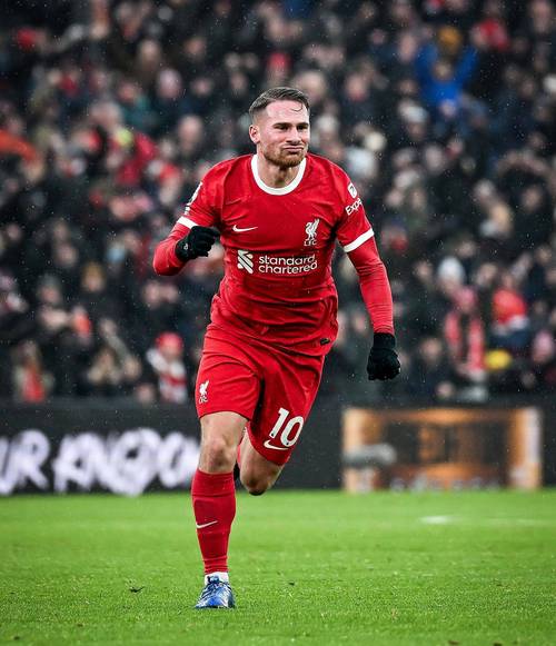 现在利物浦的9号球员是谁?他的表现如何?