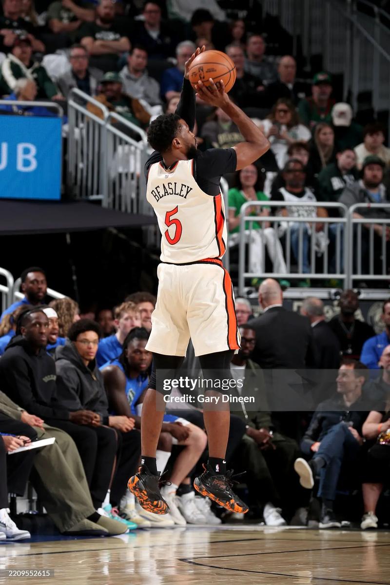 雄鹿活塞比赛中“跪地”事件:是实力碾压还是另有隐情?