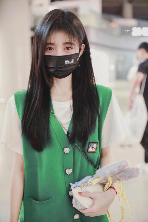 鞠婧祎口罩怎么戴?学会明星同款搭配秘诀!