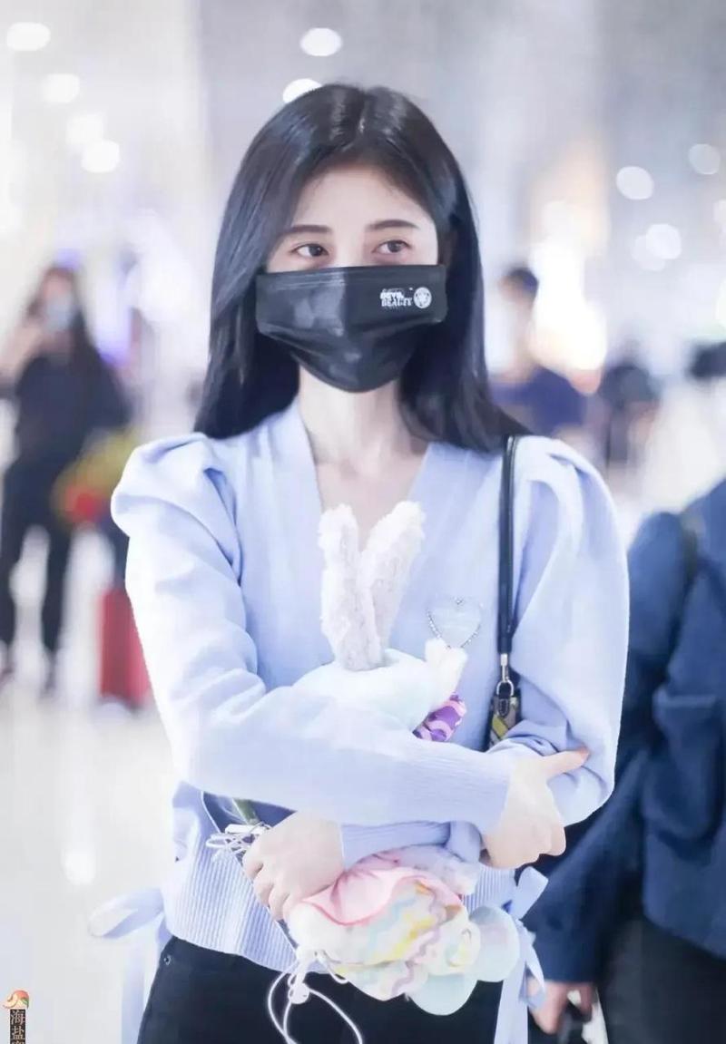 鞠婧祎口罩怎么戴?学会明星同款搭配秘诀!