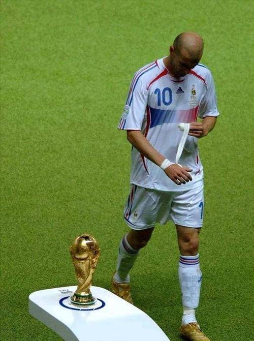 齐达内勺子点球有多经典？(回顾那场难忘瞬间的魅力！)