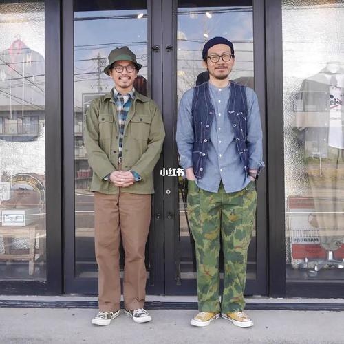 阿美咔叽怎么搭配衣服(三招轻松穿出经典范儿)