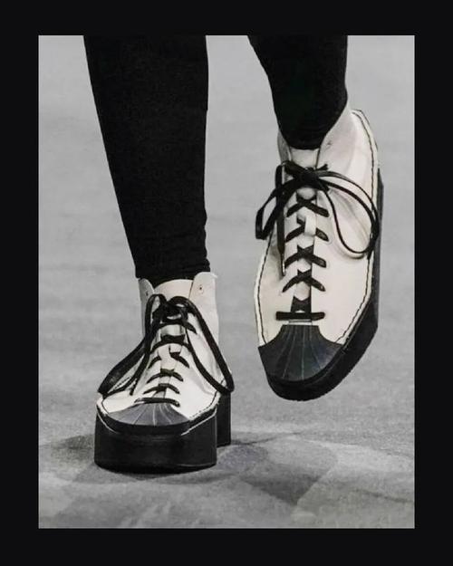 阿迪达斯y-3怎么搭配好看?百搭穿法轻松提升潮流感