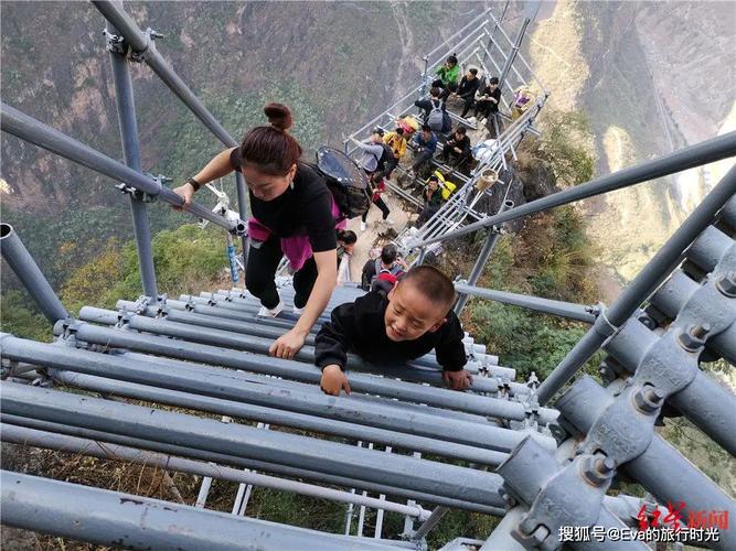记者报道悬崖村搬迁过程分享?第一视角爬天梯经验记录!