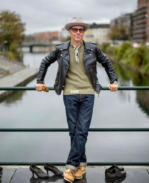 阿美咔叽怎么搭配衣服(三招轻松穿出经典范儿)