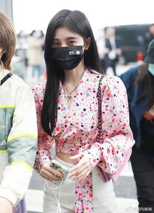 鞠婧祎口罩怎么戴?学会明星同款搭配秘诀!